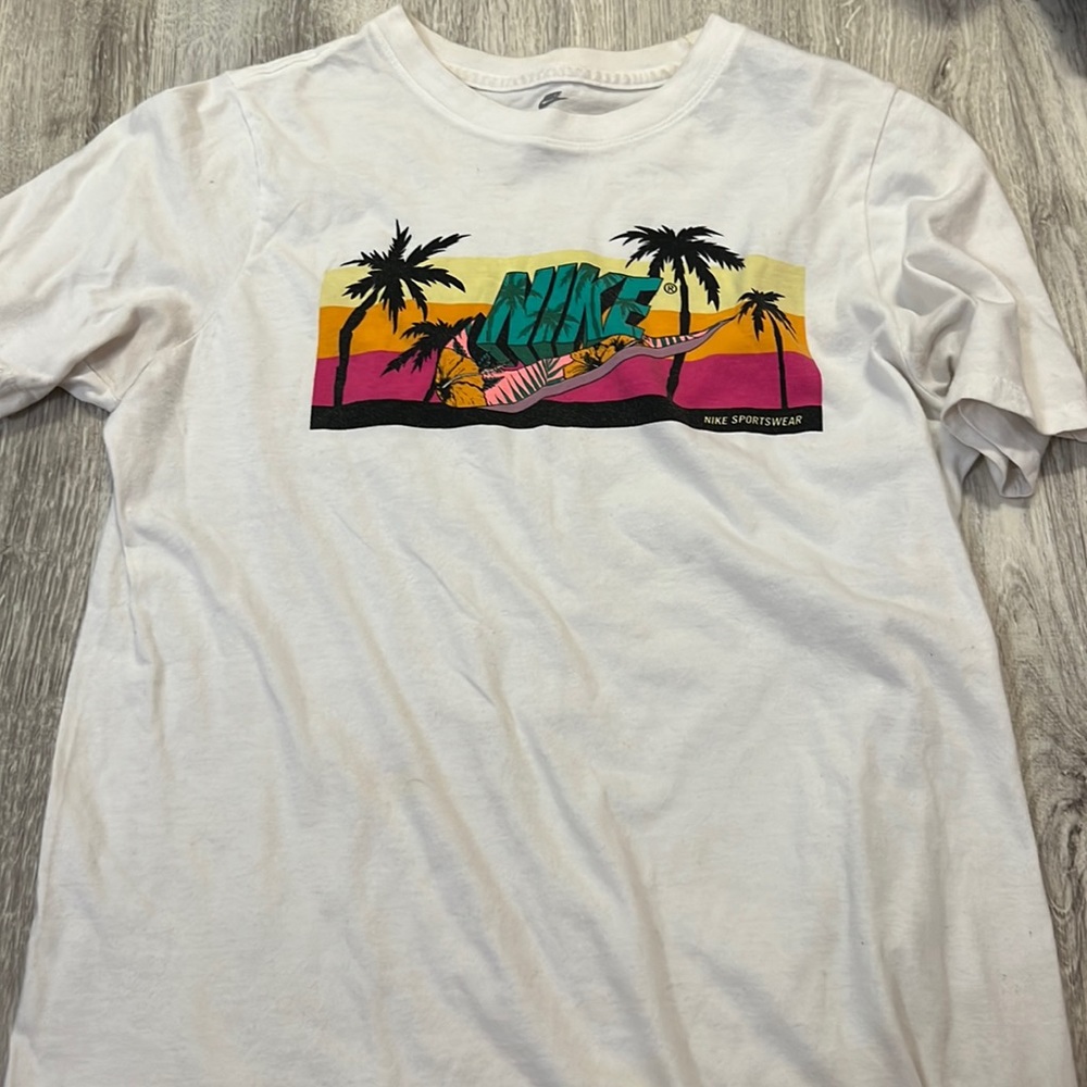 nike summer white tee in L